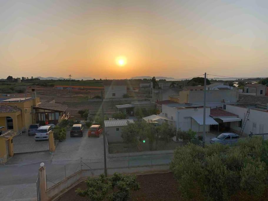 Casa Vacanza Torre Di Mezzo - Tramonto Marausa Bagian luar foto
